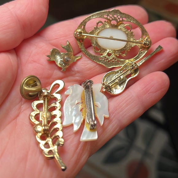 Lot of 13 estate jewelry pieces - earrings, bracelet, necklaces, brooches - Picture 6 of 15